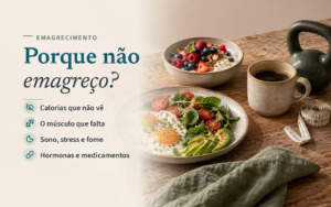 Pequeno-almoço com ovos estrelados, salada de espinafres, tomate e abacate, taça de iogurte com frutos vermelhos, café, kettlebell e fita métrica sobre mesa de madeira