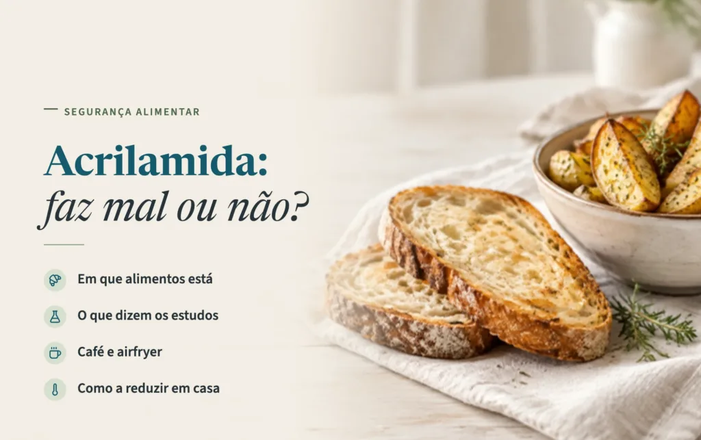 Fatias de pão tostado e batatas assadas douradas sobre um pano de linho
