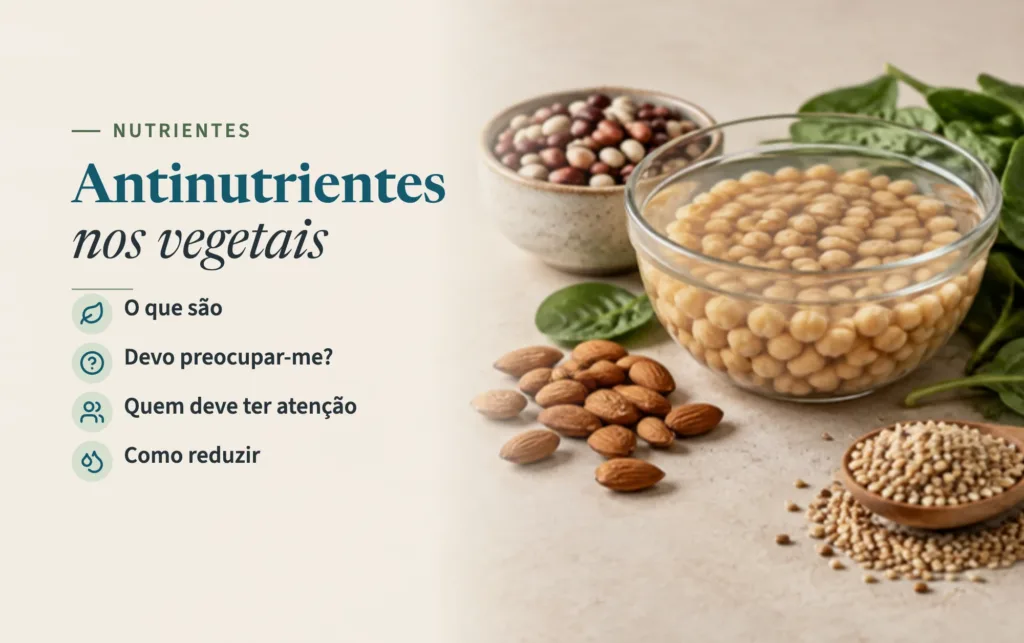Grão-de-bico de molho numa taça de vidro, feijão seco, espinafres, amêndoas e uma colher de cereais integrais