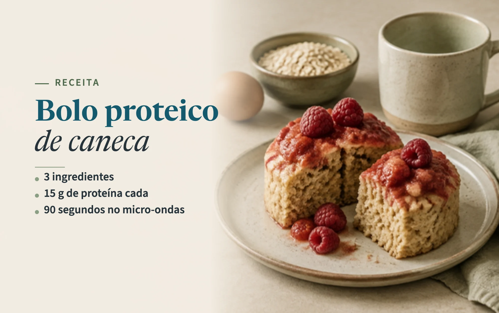 Bolo de caneca cortado em duas fatias com framboesas esmagadas por cima, caneca, aveia e um ovo