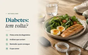 Salmão grelhado com ovos e salada num prato, azeite, copo de água, fita métrica e medidor de glicose numa mesa de madeira