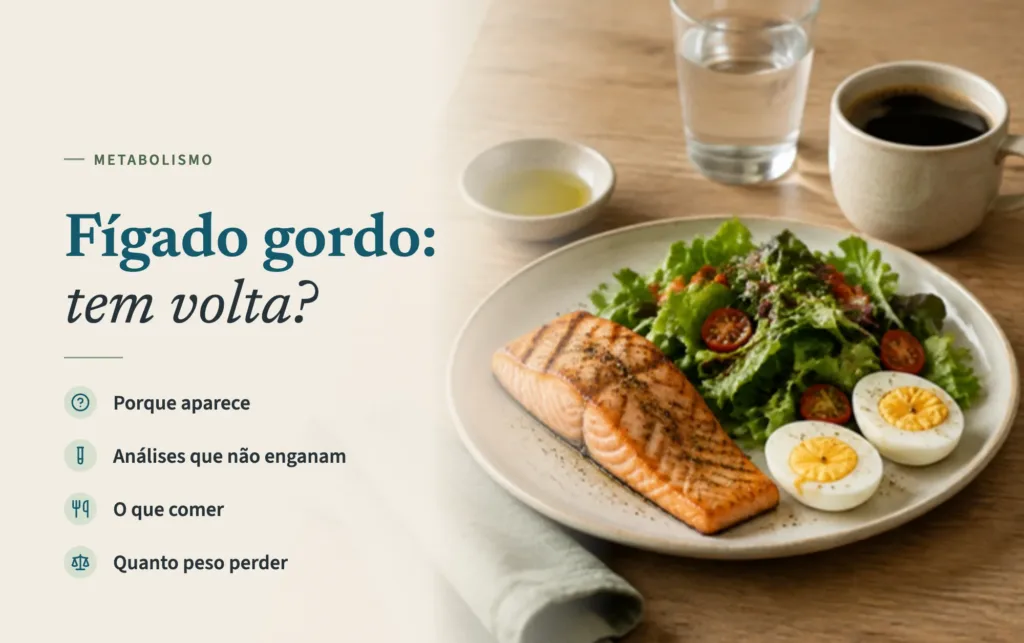 Salmão grelhado com salada e ovos cozidos, taça de azeite, café e copo de água numa mesa de madeira