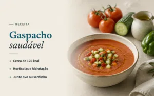 Taça de gaspacho com pepino e pimento picados, tomates, pepino e azeite numa toalha de linho