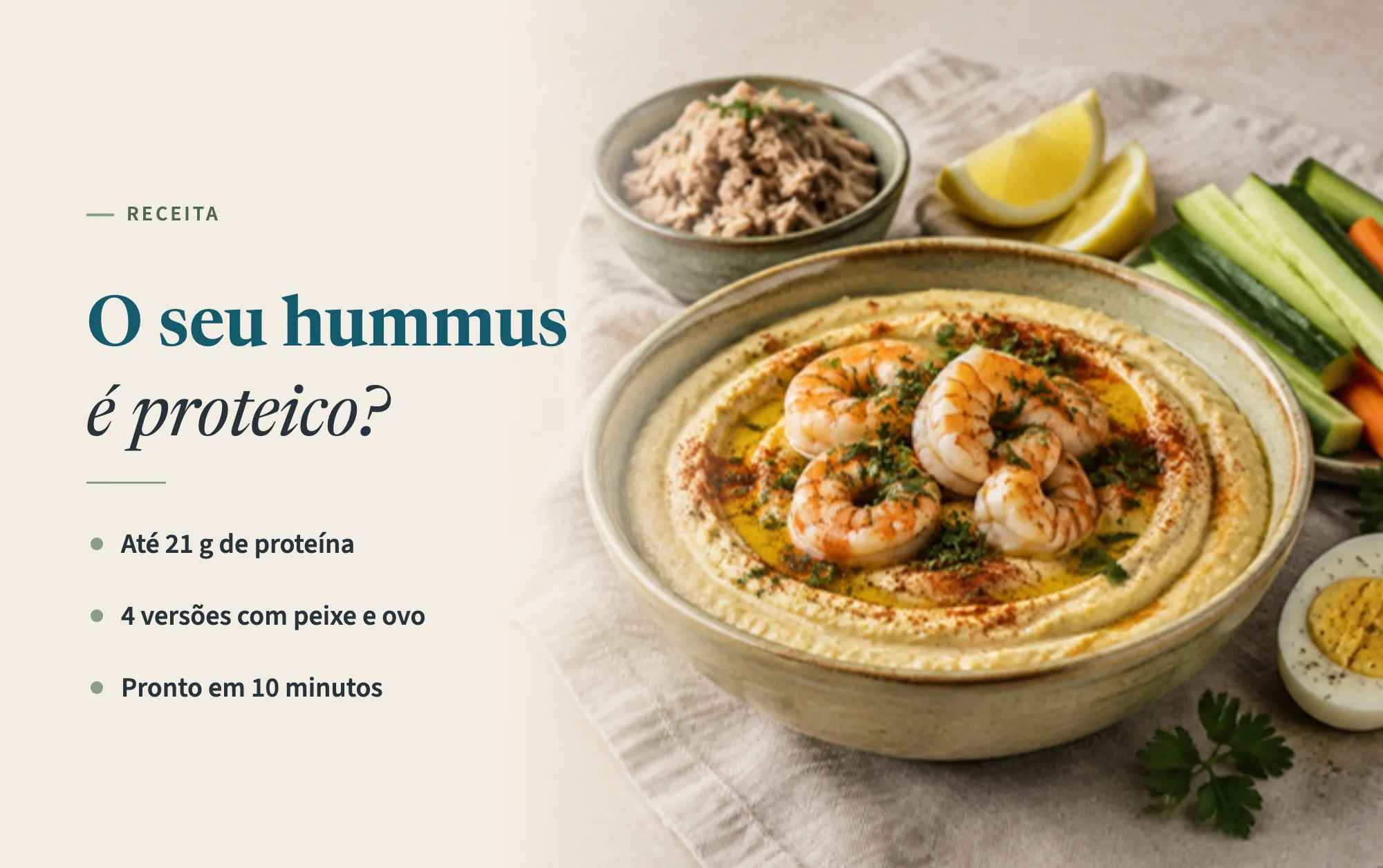 Taça de hummus com camarão, azeite e paprika, ao lado de atum desfiado, ovo cozido, limão e palitos de pepino e cenoura