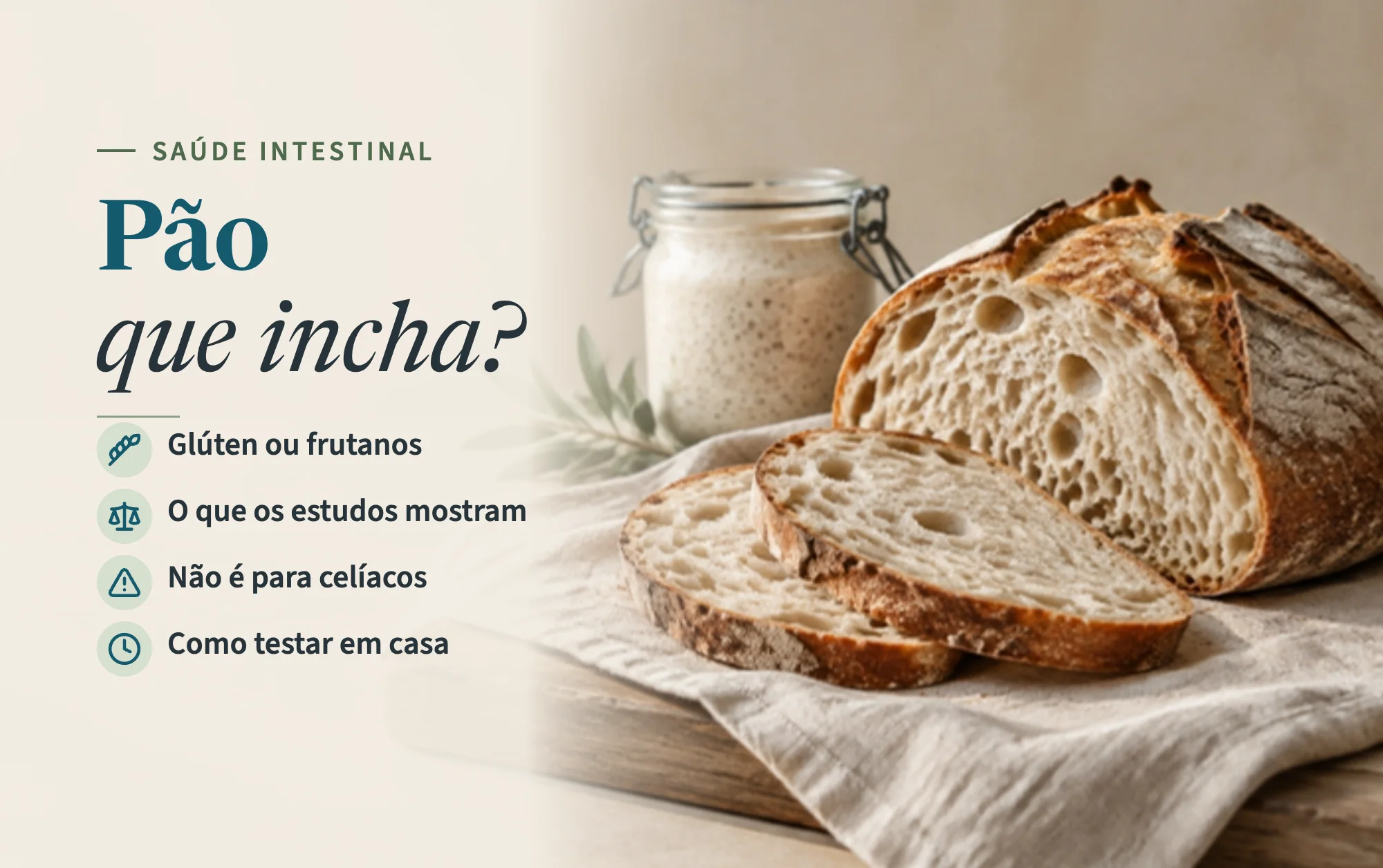 Pão de massa-mãe com crosta estaladiça cortado em fatias sobre um pano de linho, com um frasco de fermento ao fundo