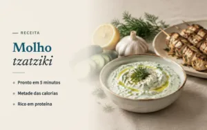 Taça de molho tzatziki com endro, pepino às rodelas, alho, limão e espetadas de frango