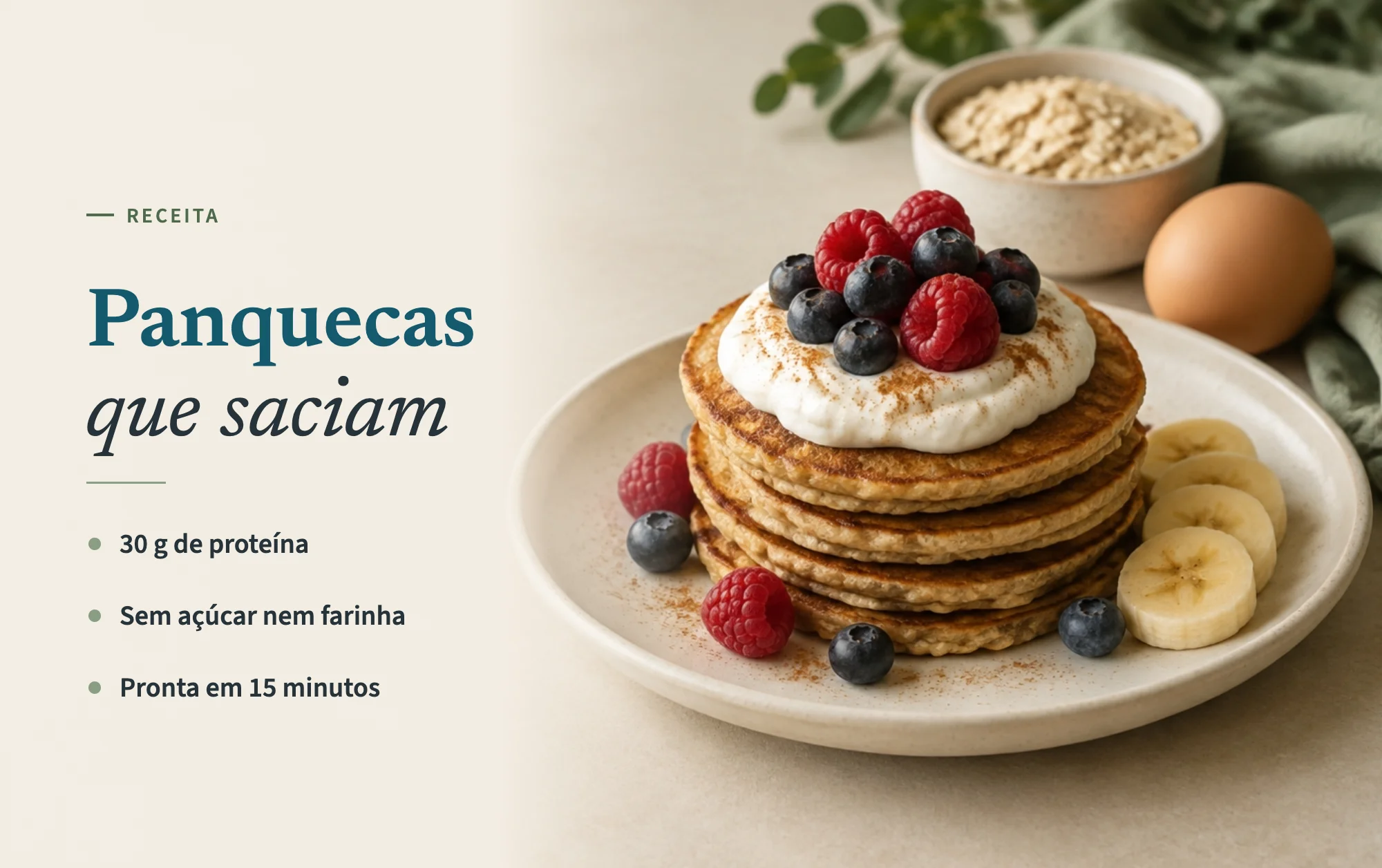 Pilha de panquecas de aveia e banana com skyr, framboesas e mirtilos num prato creme, com rodelas de banana, aveia e um ovo ao lado