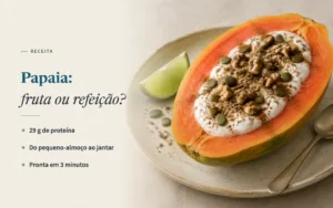 Meia papaia recheada com iogurte grego, sementes de abóbora, nozes e canela, com uma fatia de lima e uma colher