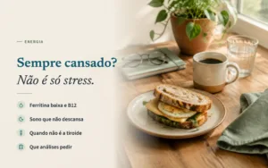 Tosta de pão de massa-mãe com ovo e queijo, chávena de café, copo de água e óculos sobre um caderno numa mesa de madeira