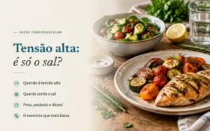 Tensão alta: é só o sal? Frango grelhado com legumes, salada com abacate, taça de sal grosso e ervas frescas