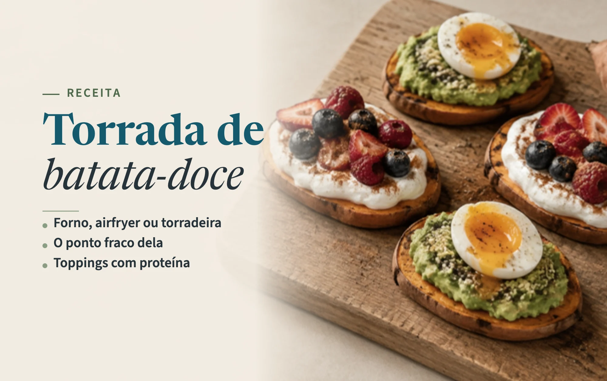 Torradas de batata-doce numa tábua, com abacate e ovo cozido e com iogurte e frutos vermelhos